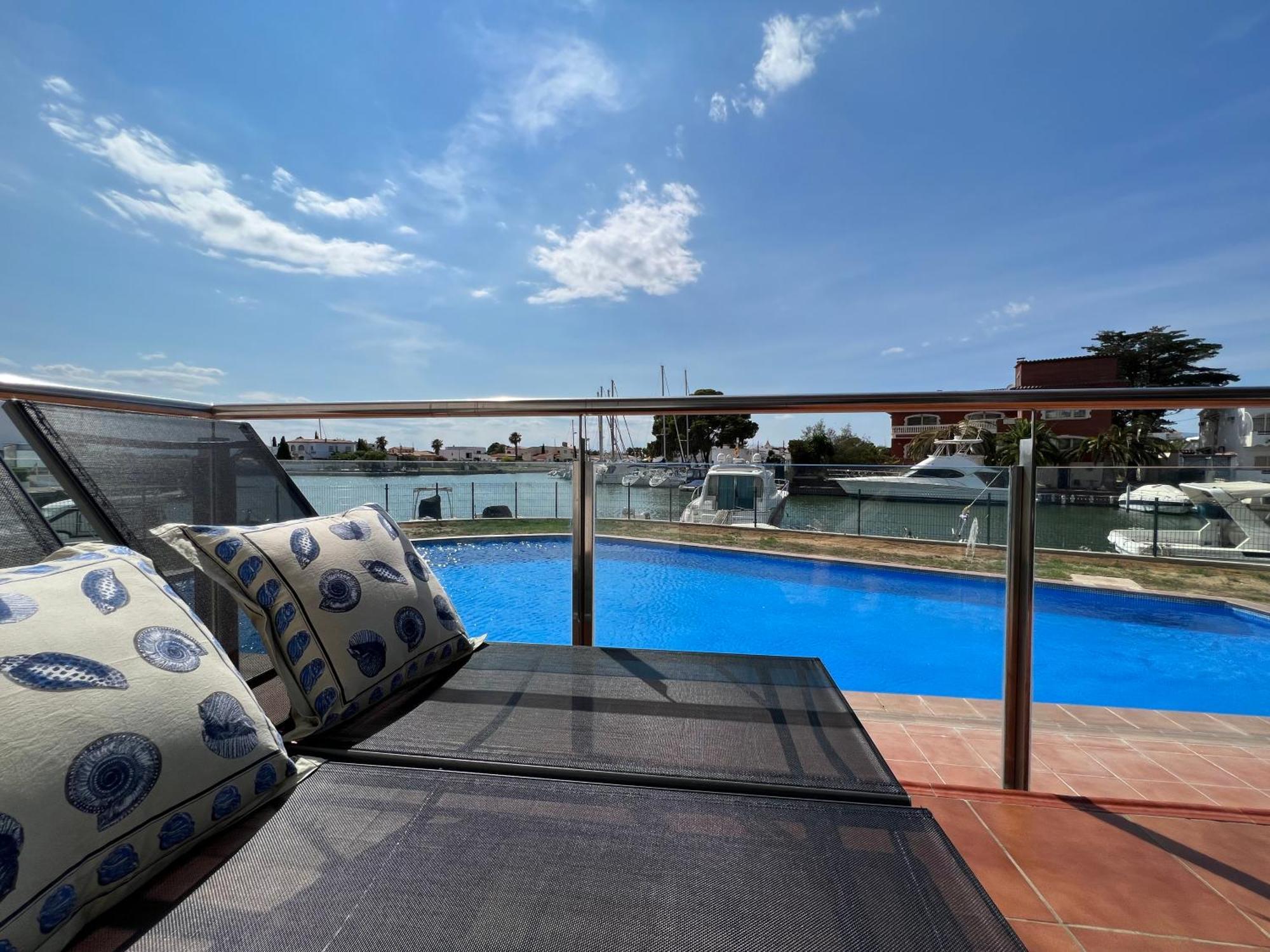 Blau Apartamento Frente A Los Canales Y Las Puestas De Sol De โรเซส ภายนอก รูปภาพ